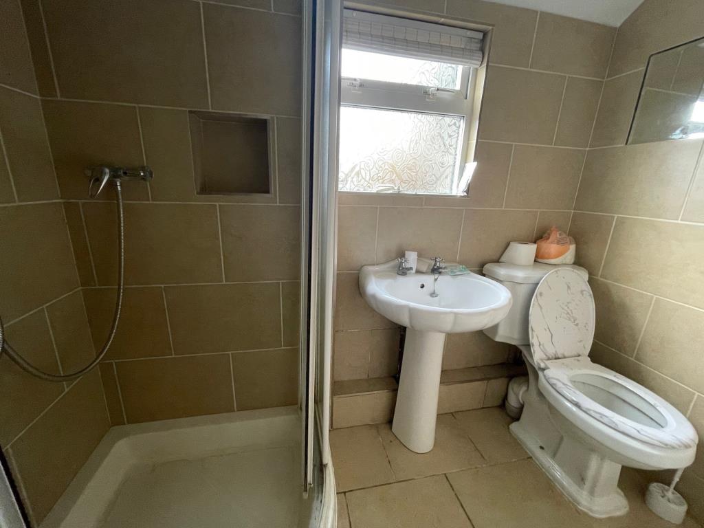 Lot: 20 - MID-TERRACE HOUSE FOR IMPROVEMENT - Shower room